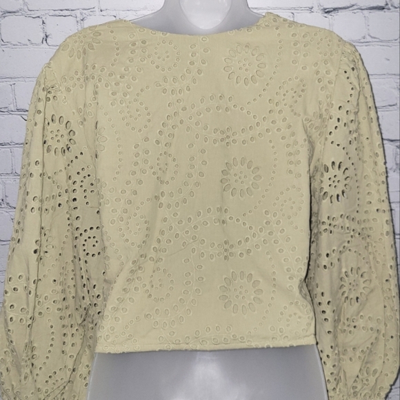 NWT Express Size XL Eyelet Crop Top - Picture 6 of 6